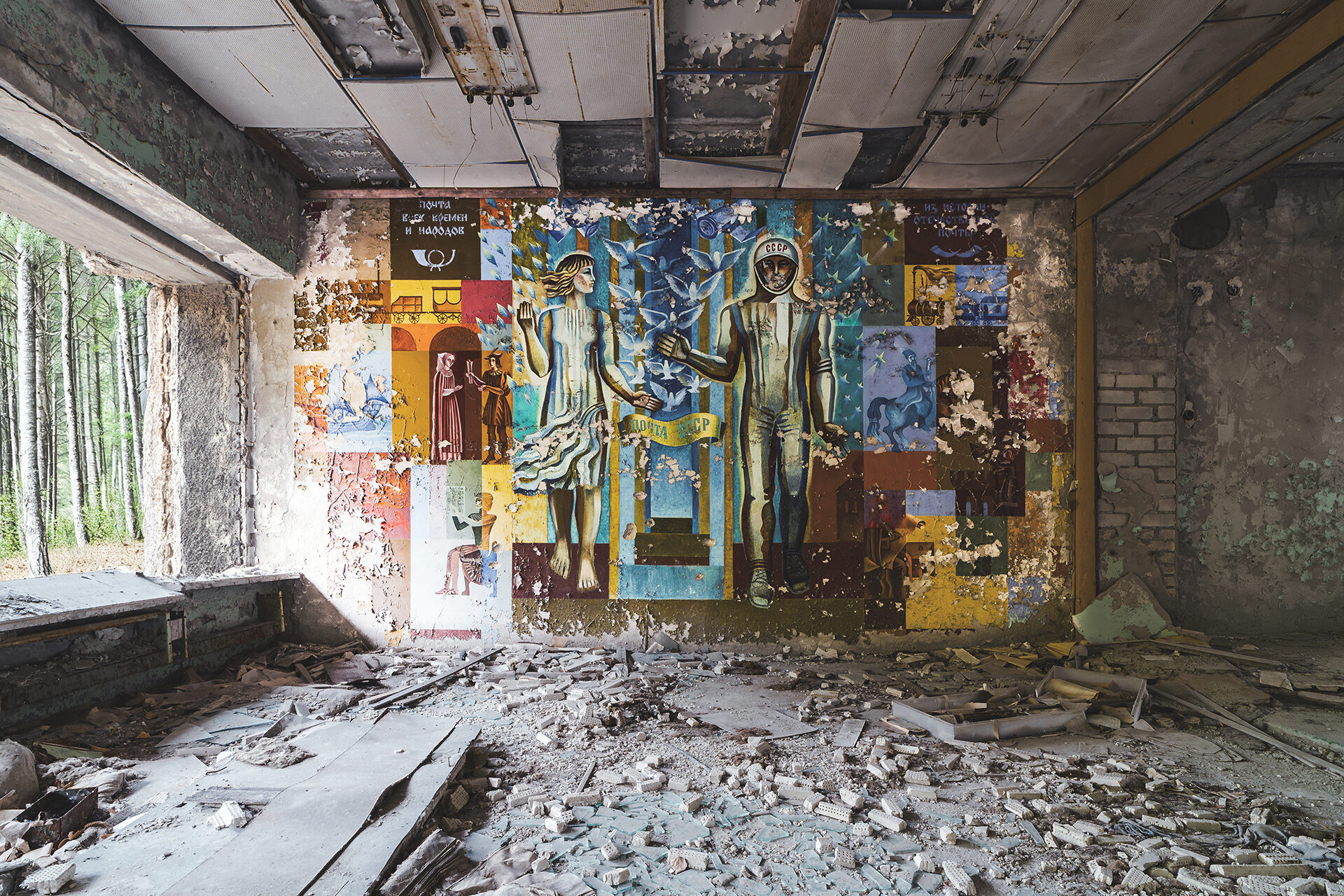 Das Postamt, bekannt durch sein farbenfrohes Wandbild. Künstler unbekannt.  