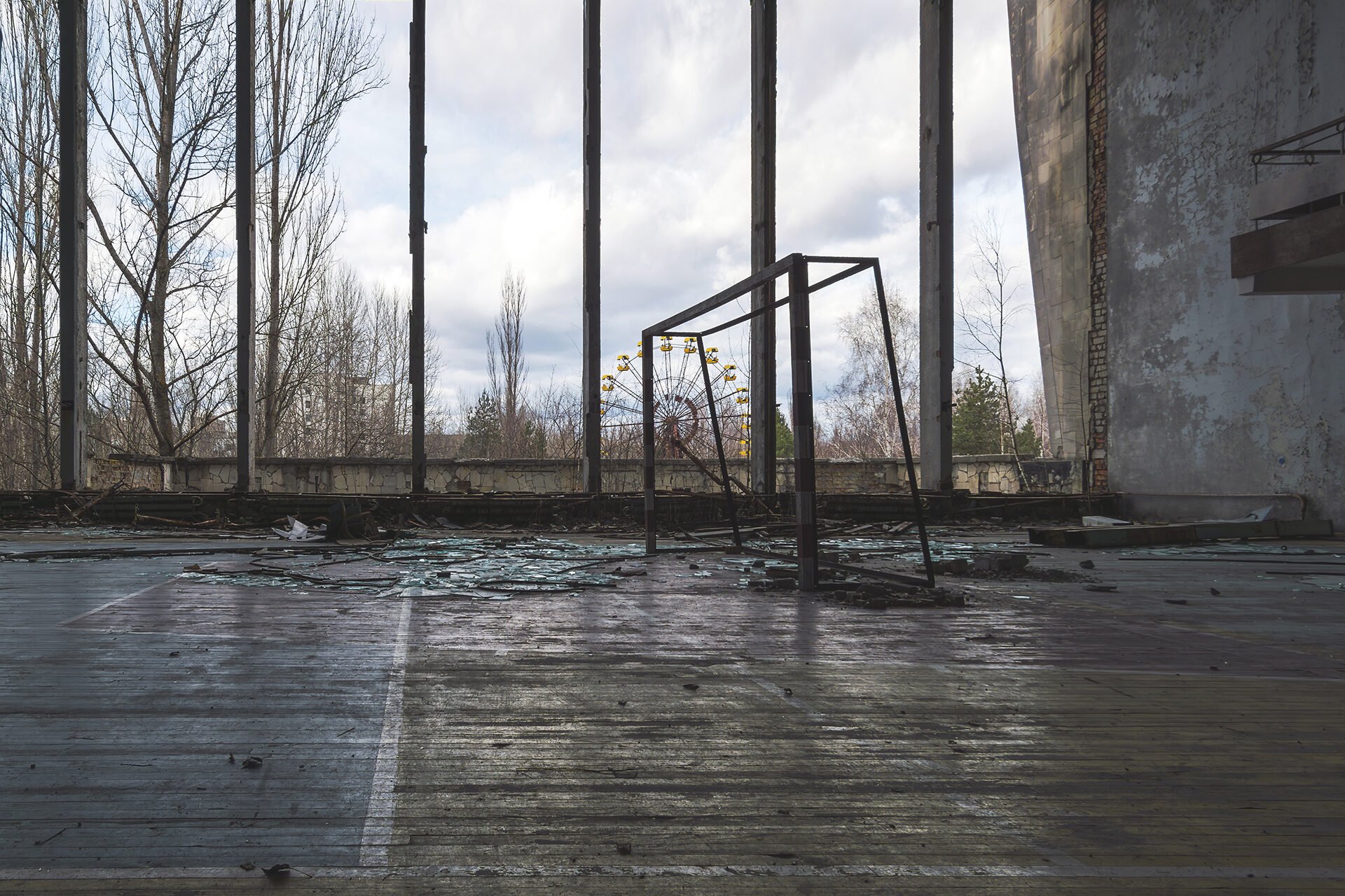 Sporthalle in Kulturpalast "Energetic" mit dem ikonischen Riesenrad im Hintergrund. 