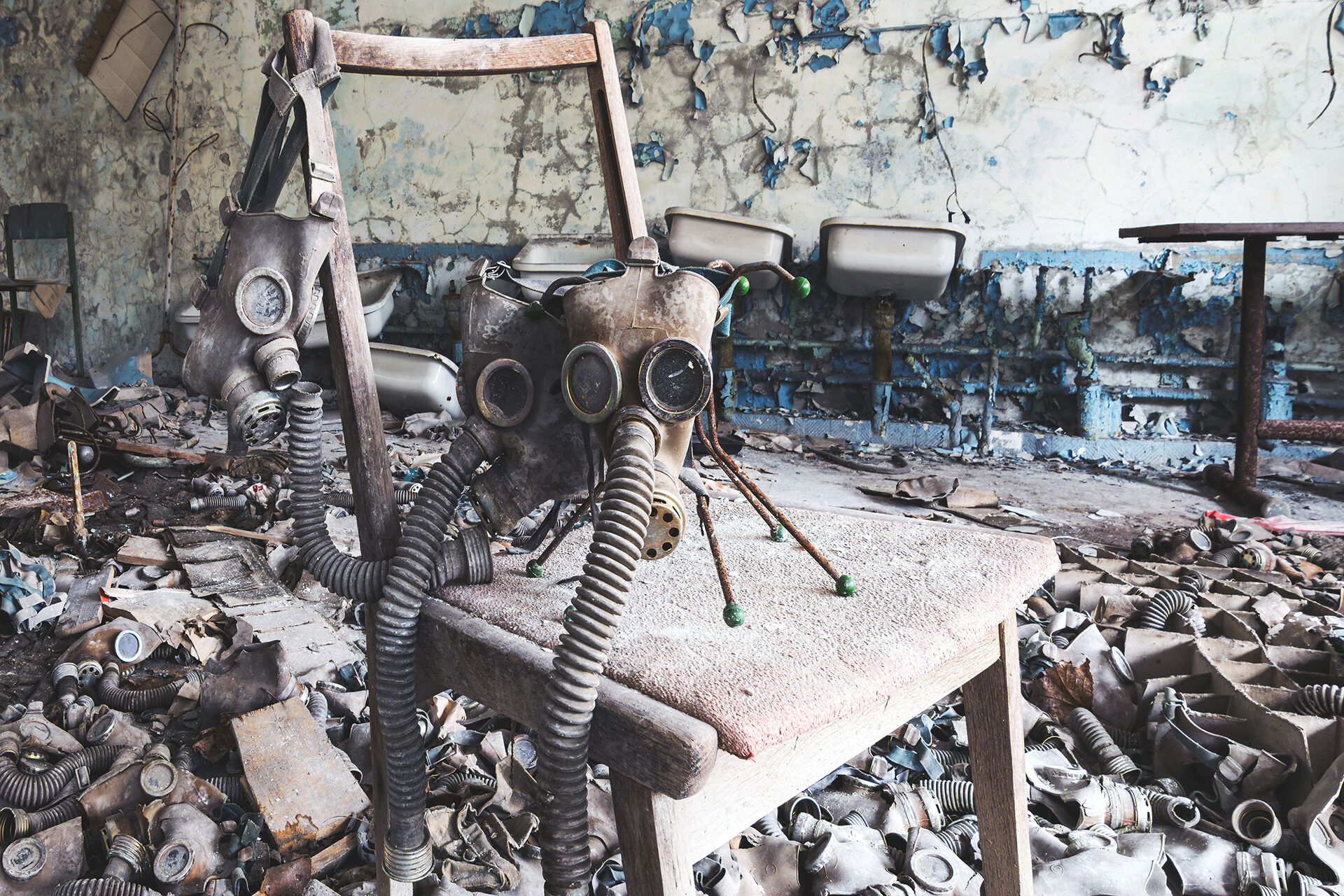 Hunderte Gasmasken verstreut in der Mittelschule Nr. 3. 