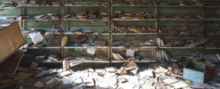Bücherregal und Bücher aus einer verlassenen Schule in Prypjat.