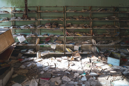 Bücherregal und Bücher aus einer verlassenen Schule in Prypjat.