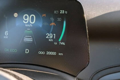 Bild Display Auto mit 20.000 km